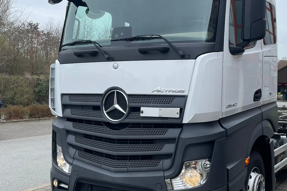 Weißer Mercedes-Benz Actros der Fahrschule KDL