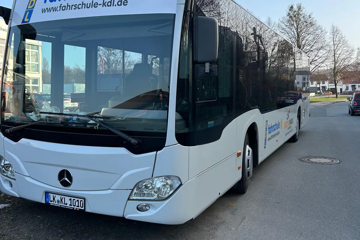 Weißer Mercedes-Bus mit Beschriftung der Fahrschule KDL